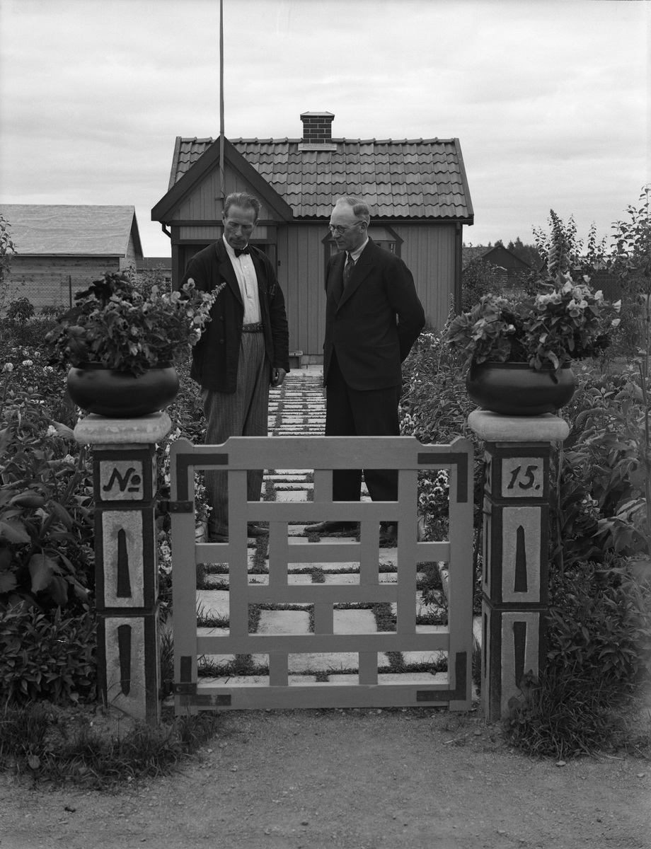 Paul Sandberg, Flora koloniförenings sekreterare G Netterdag och ordförande E G Götheim framför kolonistuga, Fålhagen