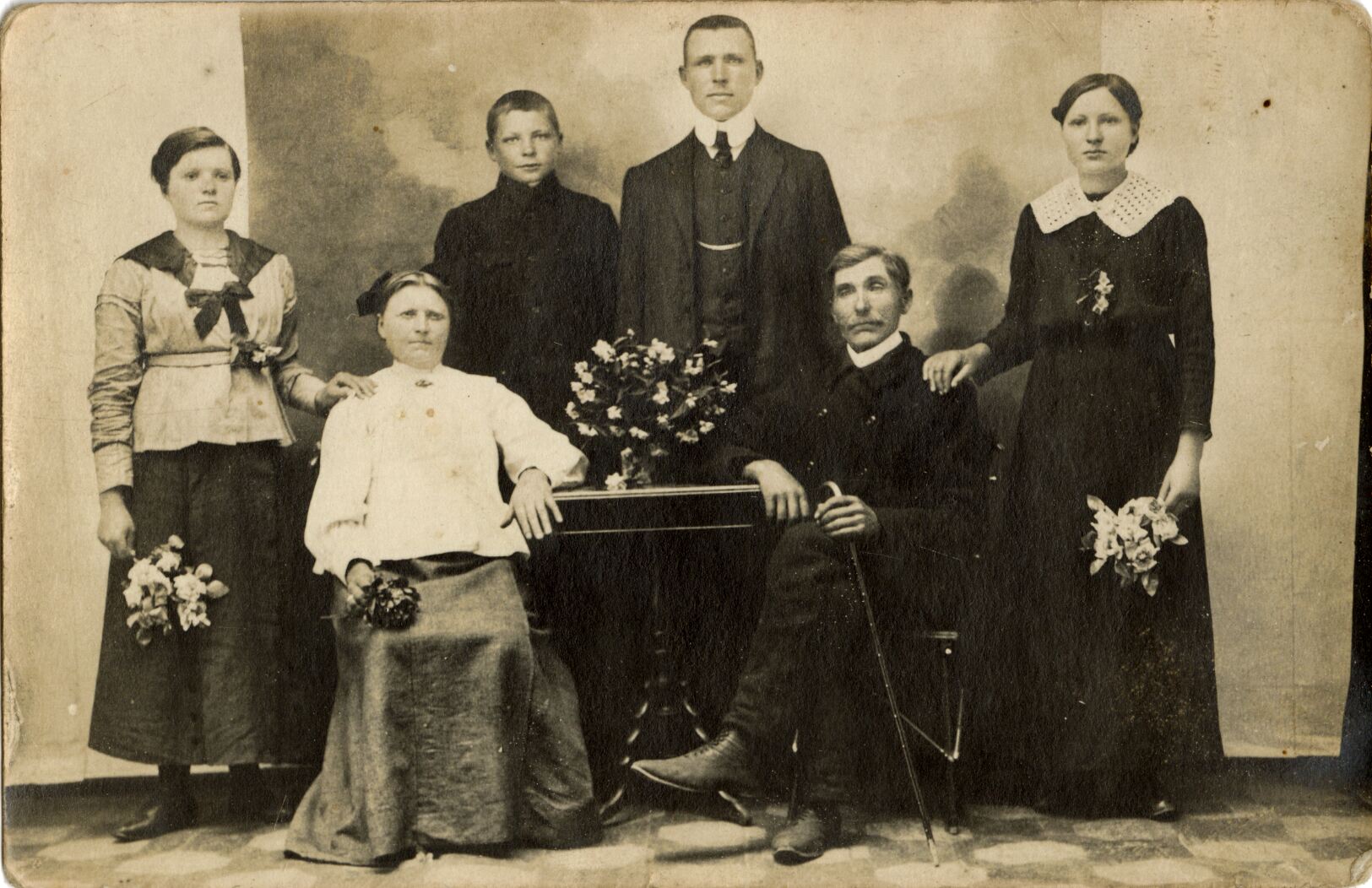 Nežinomas fotografas, Šešių skirtingo amžiaus žmonių grupė