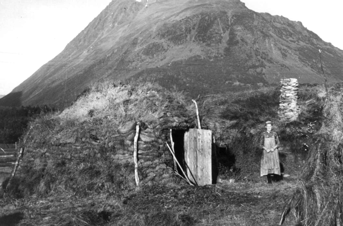 Anna Grostøl, En kvinne utenfor en gamme. Olderdalen, Kåfjord, Troms 1947.