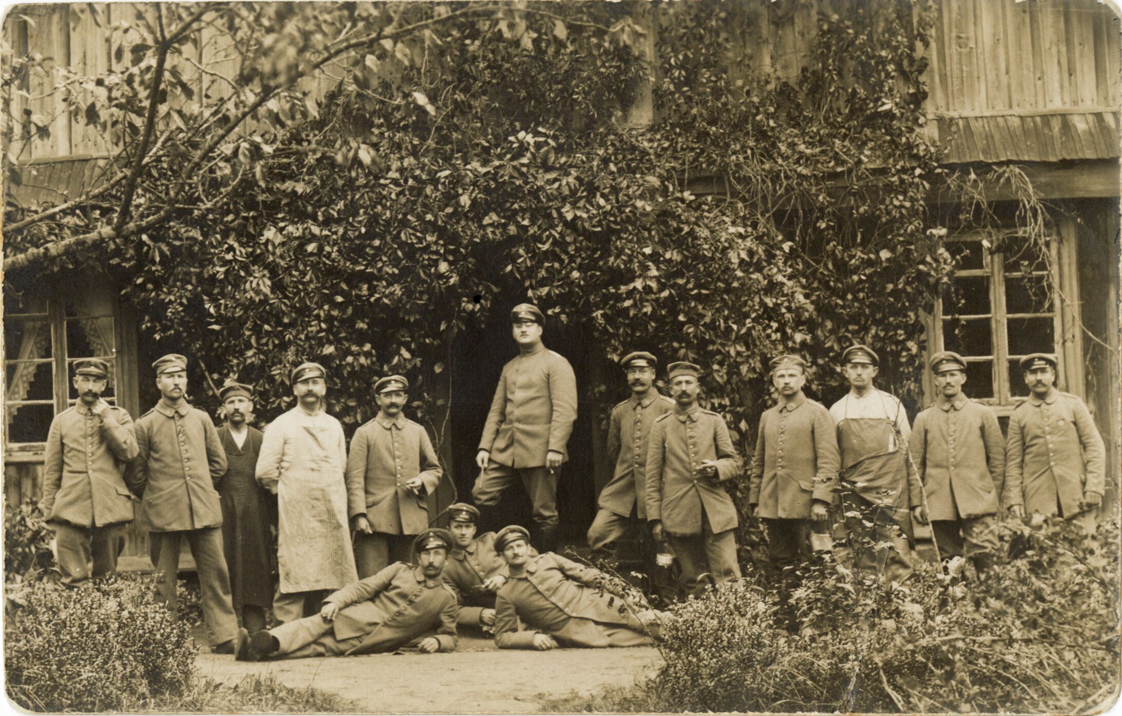 Nežinomas fotografas, Kaizerinės vokiečių armijos karių grupė Plungėje