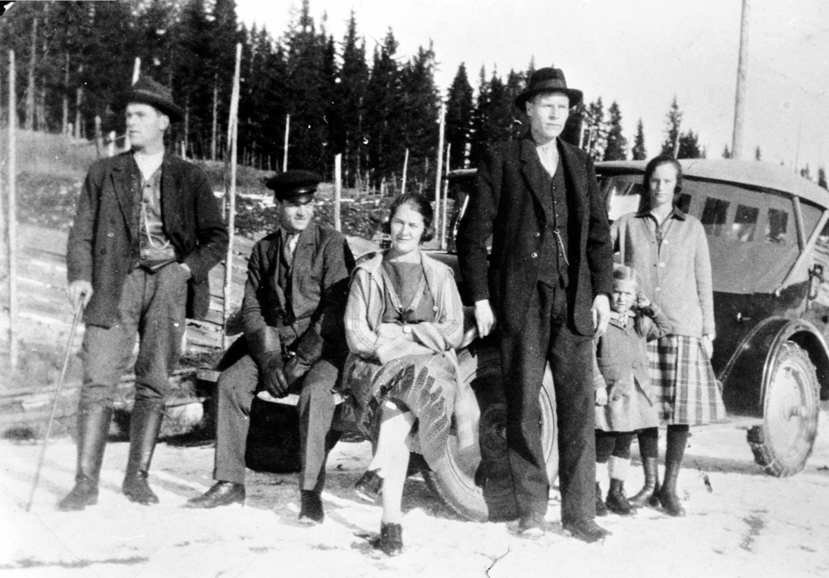 Anno Domkirkeodden, Biltur på Brøttum, Ringsaker. Mauritz Sæther, Lars Sæther, Dagny Børresen, Olaf Dalsveen, Edel Sæther Lund, Rønnaug Sæther Sletten, bil med kalesje.