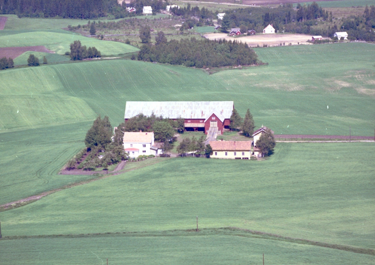 Widerøes Flyveselskap A/S, Flyfoto Stafseng gård i Løten. Stafseng (Gnr 0415-46/1). Brandsrudvegen 130-132