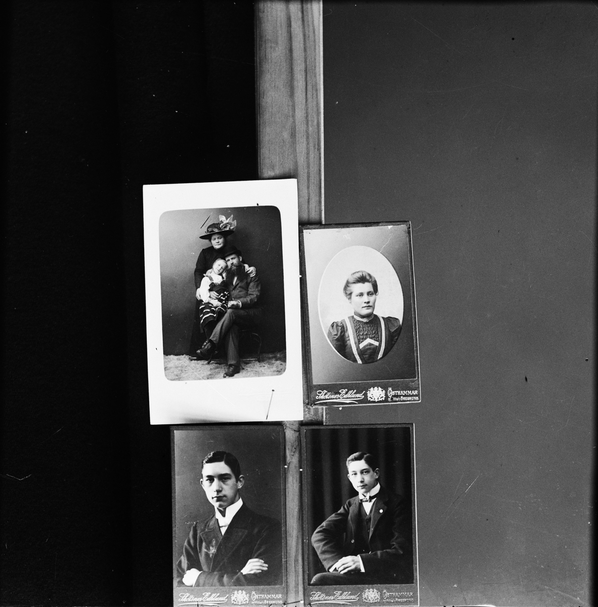 Skötsner-Edhlund, Reprofotografi - kabinettsfotografier uppsatta med nålar, Östhammar, Uppland