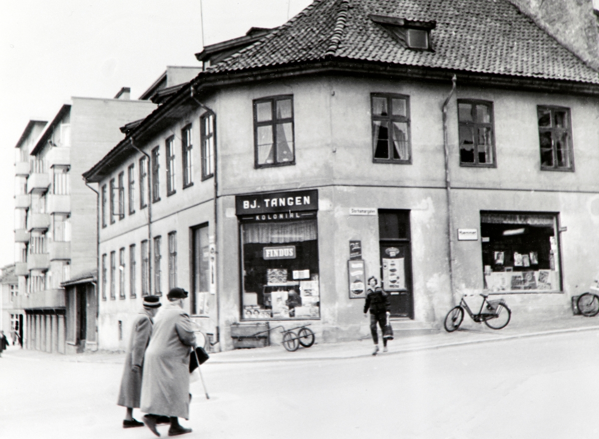 Anno Domkirkeodden, EKSTERIØR BJARNE TANGENS KOLONIALFORRETNING, VARETRALLE, STORHAMARGATA 22.
