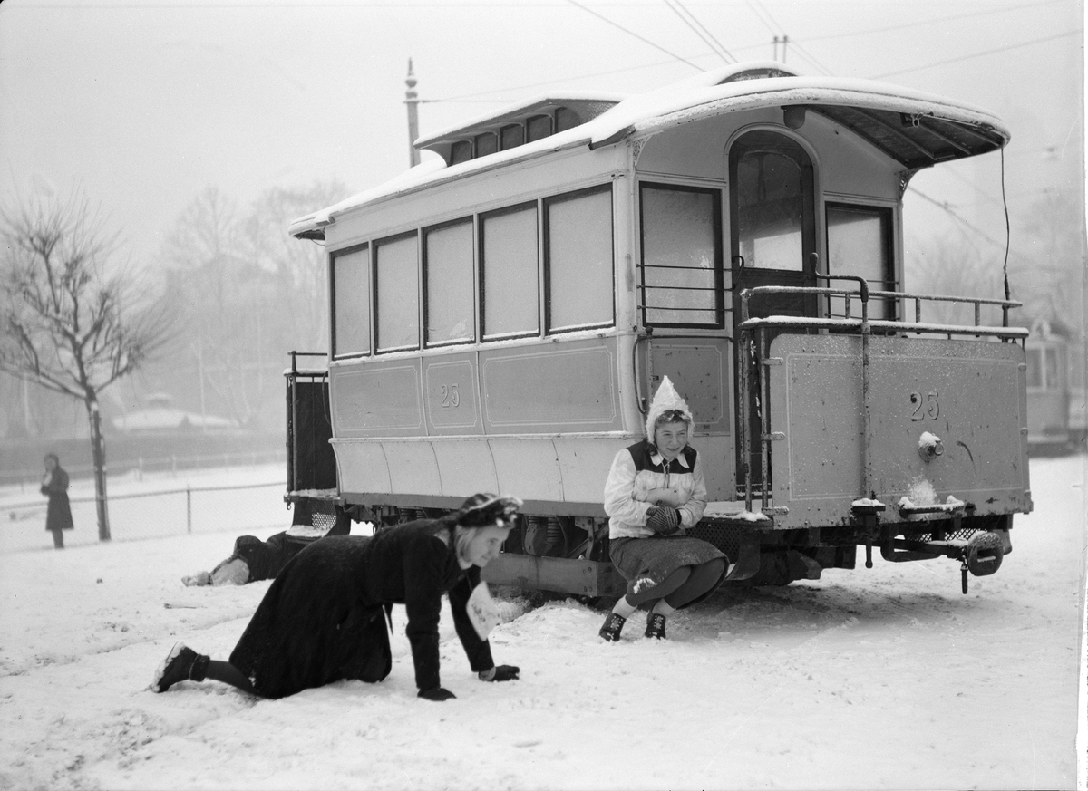 Paul Sandberg, “The air protection exercise extraordinarily realistic” - children act markers at tram, Svandammen, Uppsala December 1942