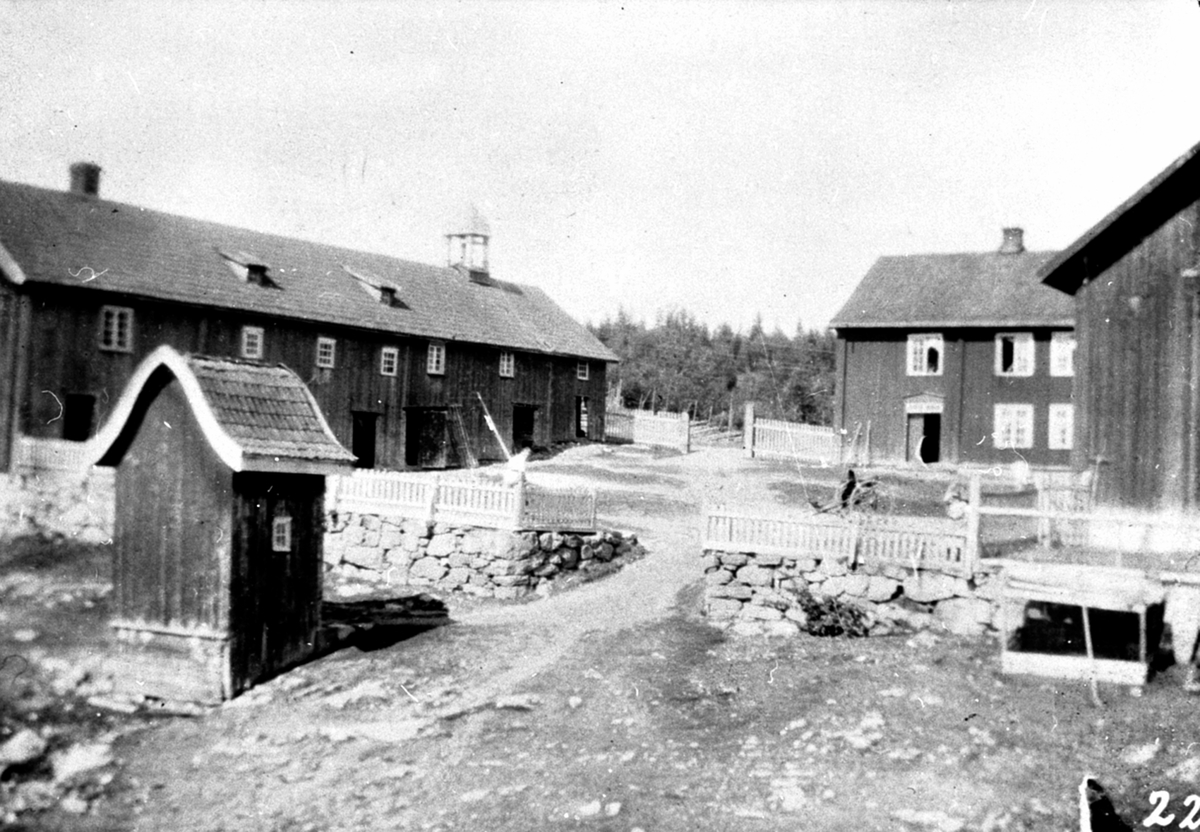Anno Domkirkeodden, Inntunet på Mælum nordre, Brøttum, Ringsaker. Hovedbygning, låve, uthus og utedo. Klokketårn.