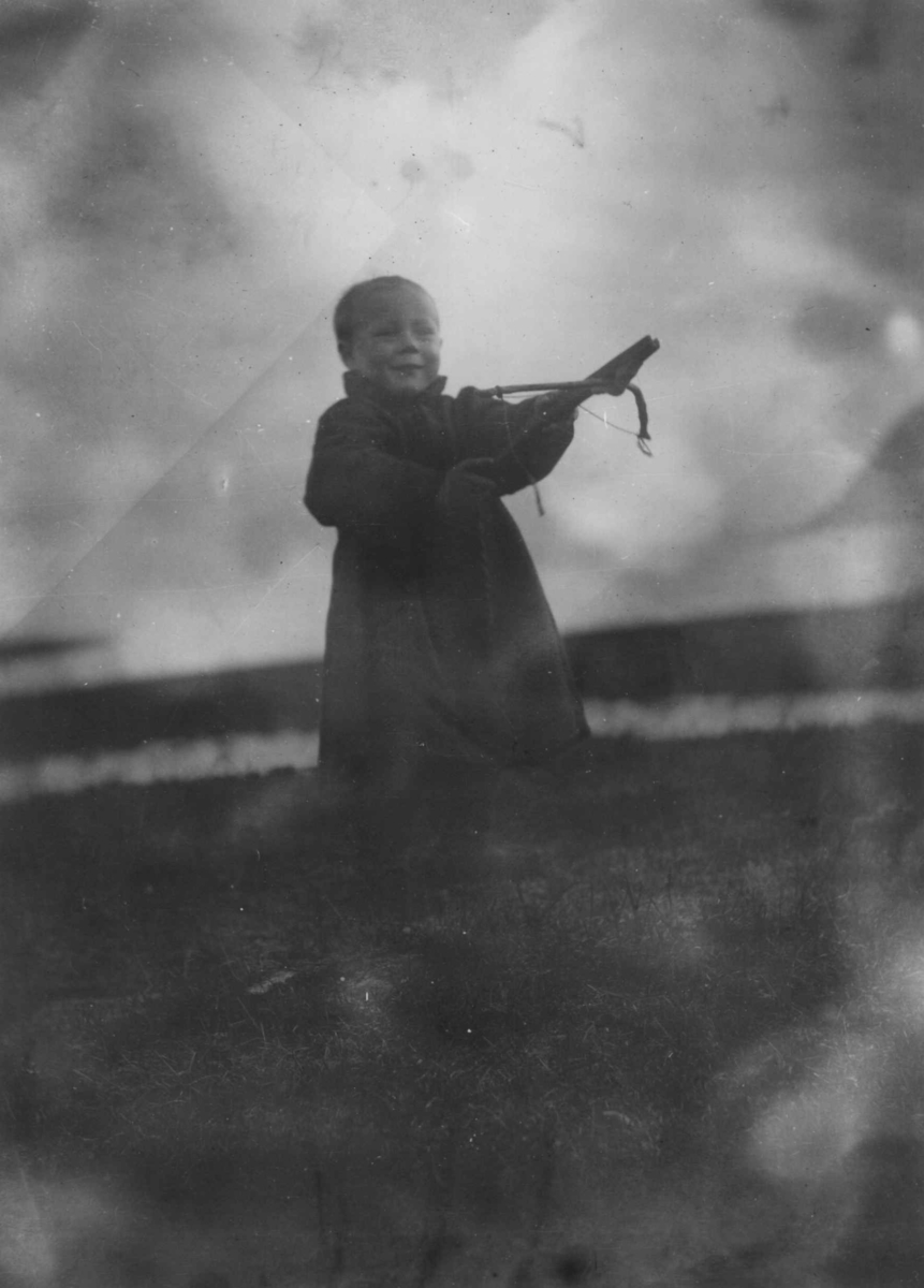 Konrad Nielsen, Barn med armbrøstbue, leketøy.