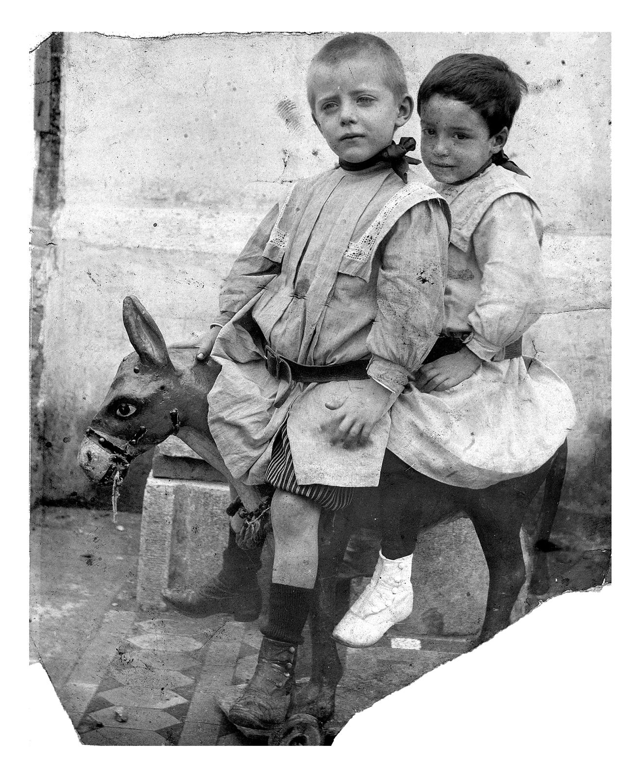 Desconegut, [Portrait of two children]
