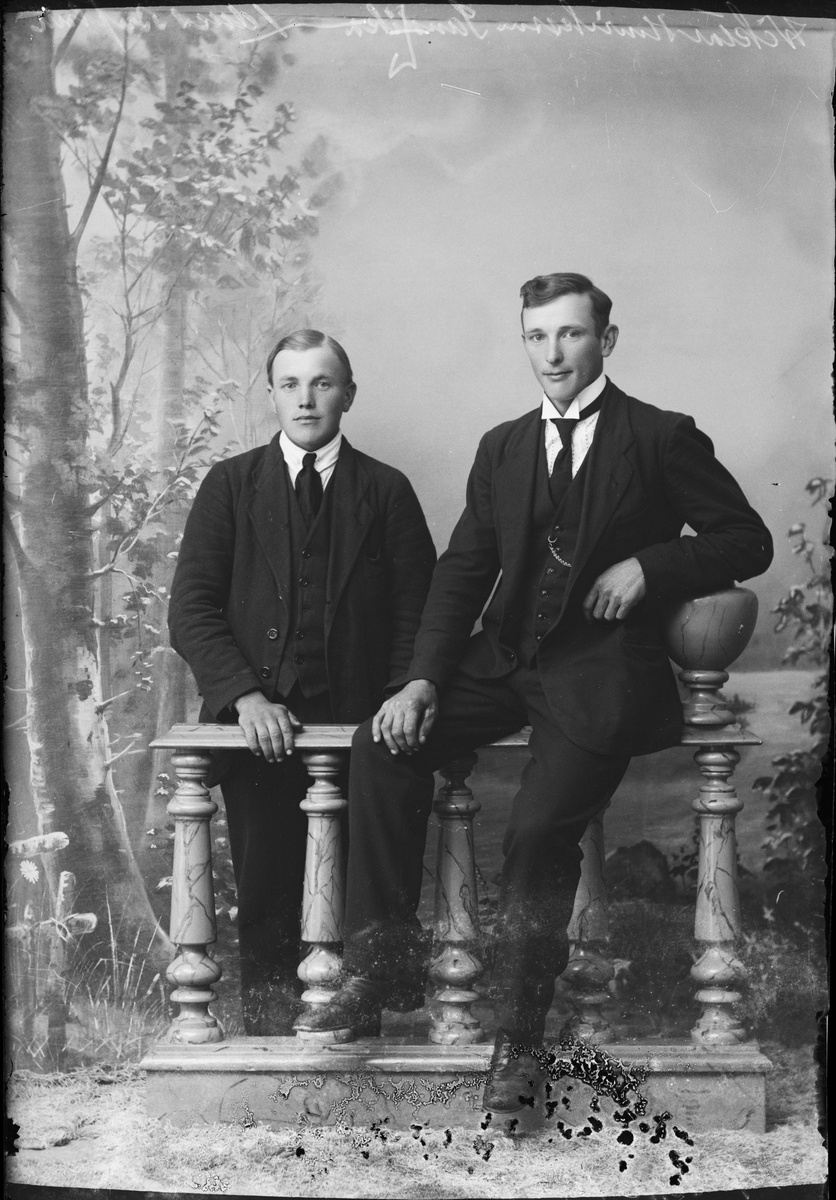 Skötsner-Edhlund, Ateljé Portrait - Man Together with Wiktor Henriksson from Sandika, Harg parish, Uppland