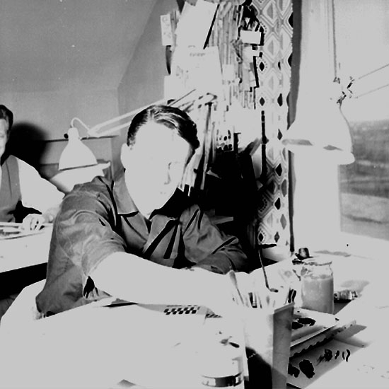 Knut Borg, Ateljéinteriör, 2 män (en av landets modernaste ateljéer). Sven Hallberg (ateljéchef) och Tore Nordlinder (layout-man). Sedell Reklam AB, Storgatan 47, Örebro.