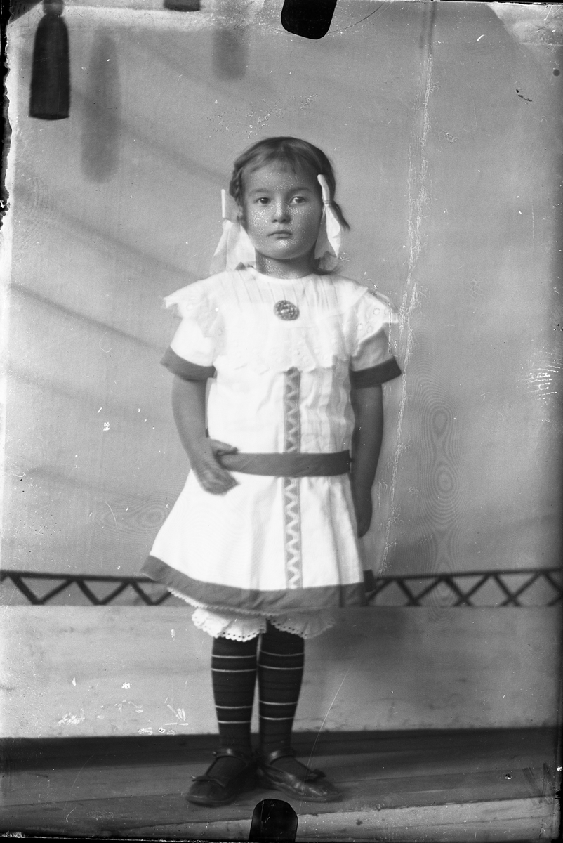 Oscar Holte, Portrett av lita jente