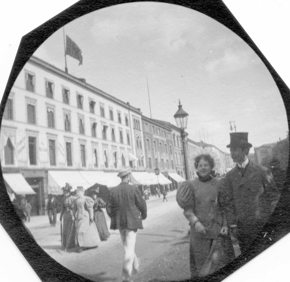 Fredrik Carl Mülertz Størmer, Mennesker spaserer langs Karl Johans gate, Oslo, frk. Ingeborg Aas og hr. Behrens med Stortinget i ryggen..
