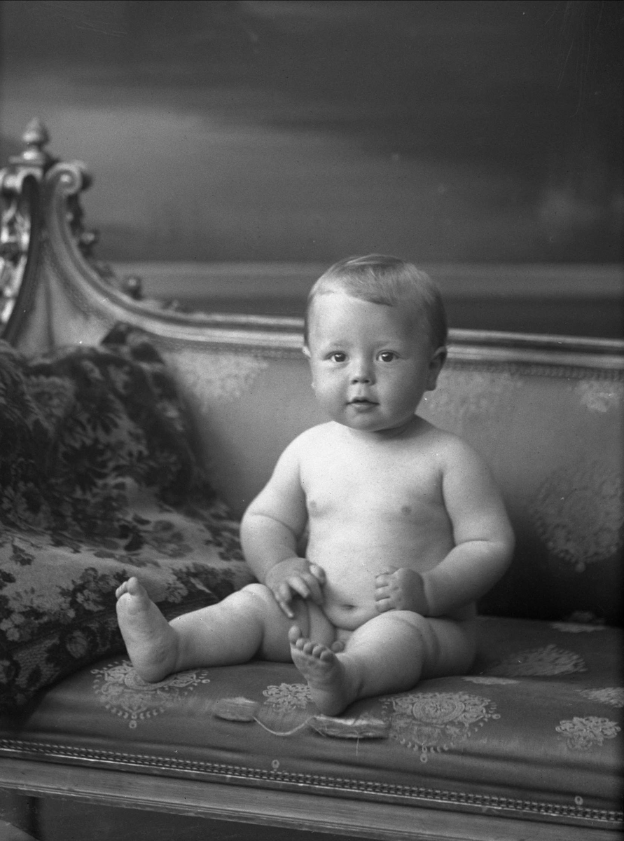Gustav Borgen, Portrett, nakent spedbarn sitter. Fru Emma Dekkes barn.