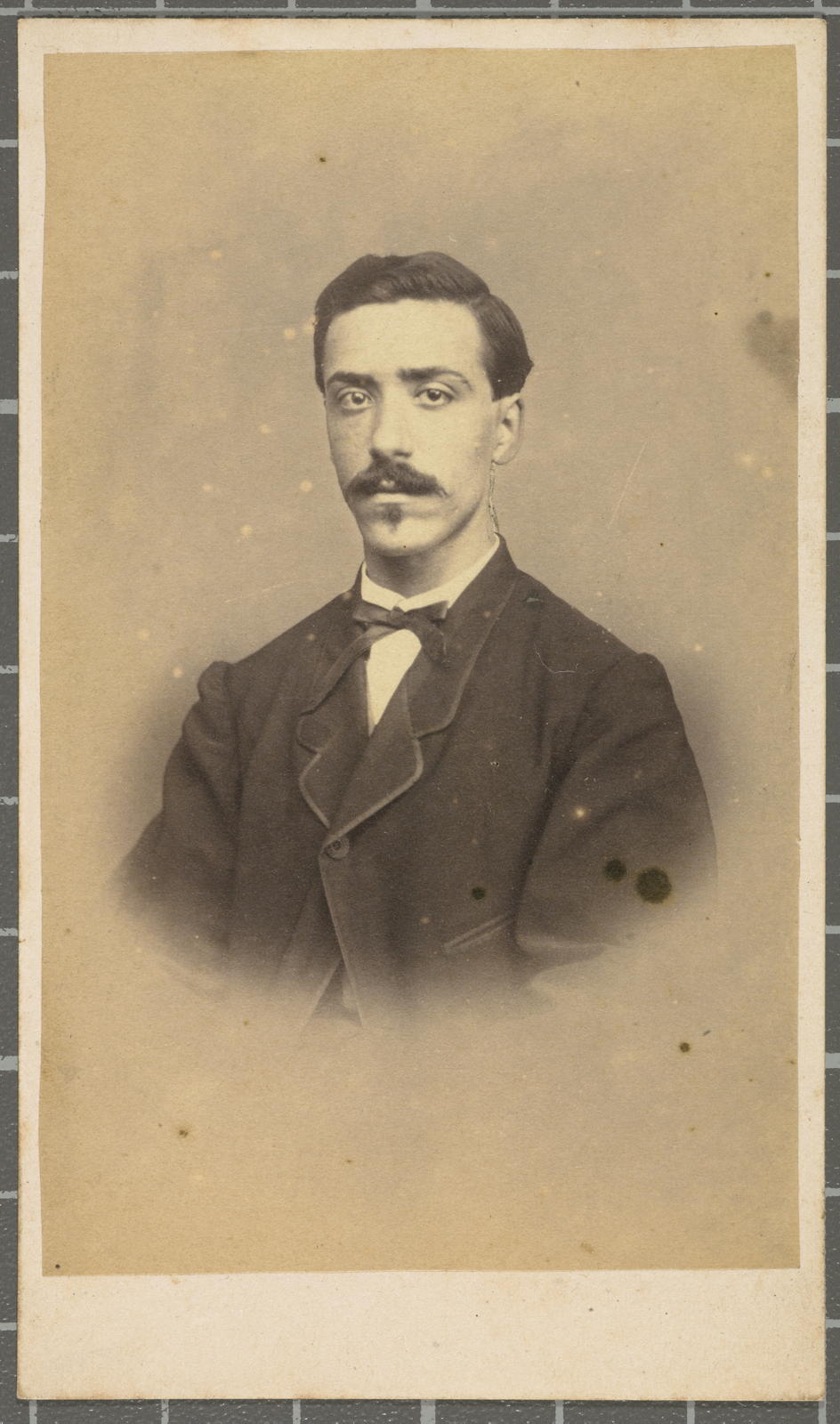 Desconegut, [Retrat d'estudi]