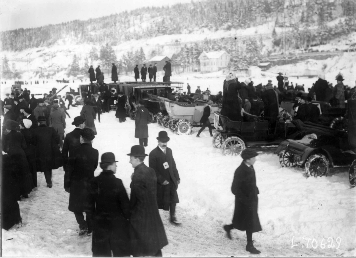 Hermann Christian Neupert, Billøp på Bundefjorden i Oslo i februar 1912. Vintermotiv. Snødekt ban. Biler. Publikum