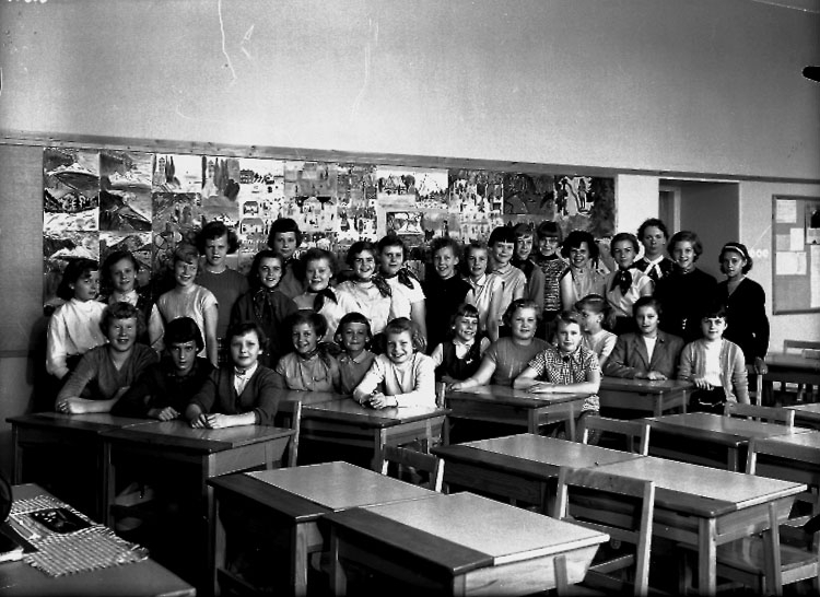 Sven Lindskog, Vasaskolan, klassrumsinteriör, 30 flickor med lärarinna fru Britta Nordin. Klass 6d, sal 26.