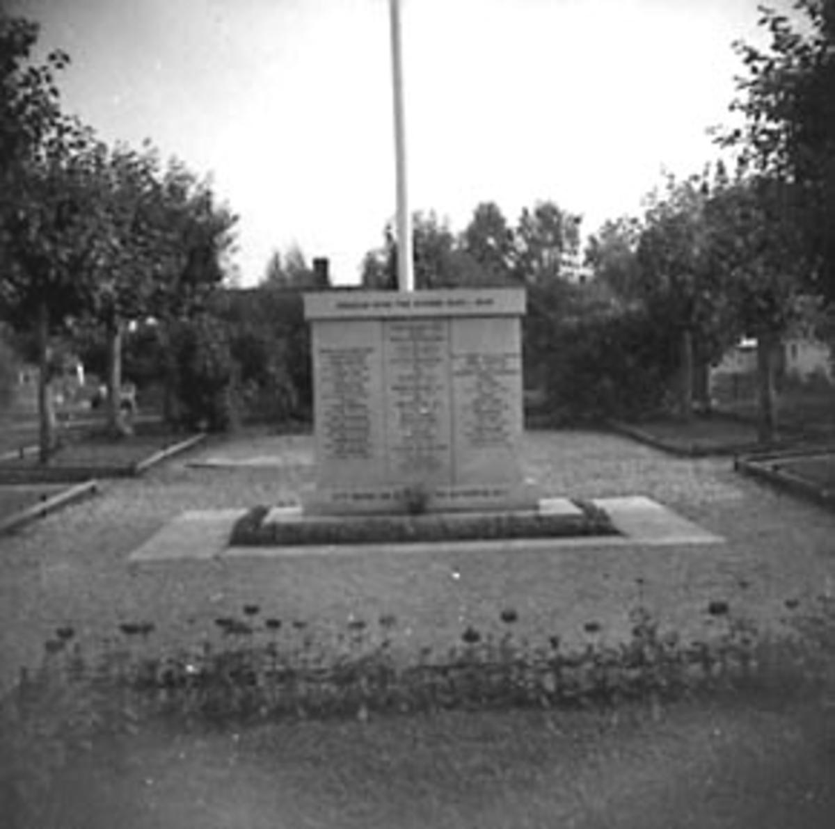 Anno Domkirkeodden, MINNEBAUTAEN OVER DE FALNE I STANGEBYEN, MINNESTEIN