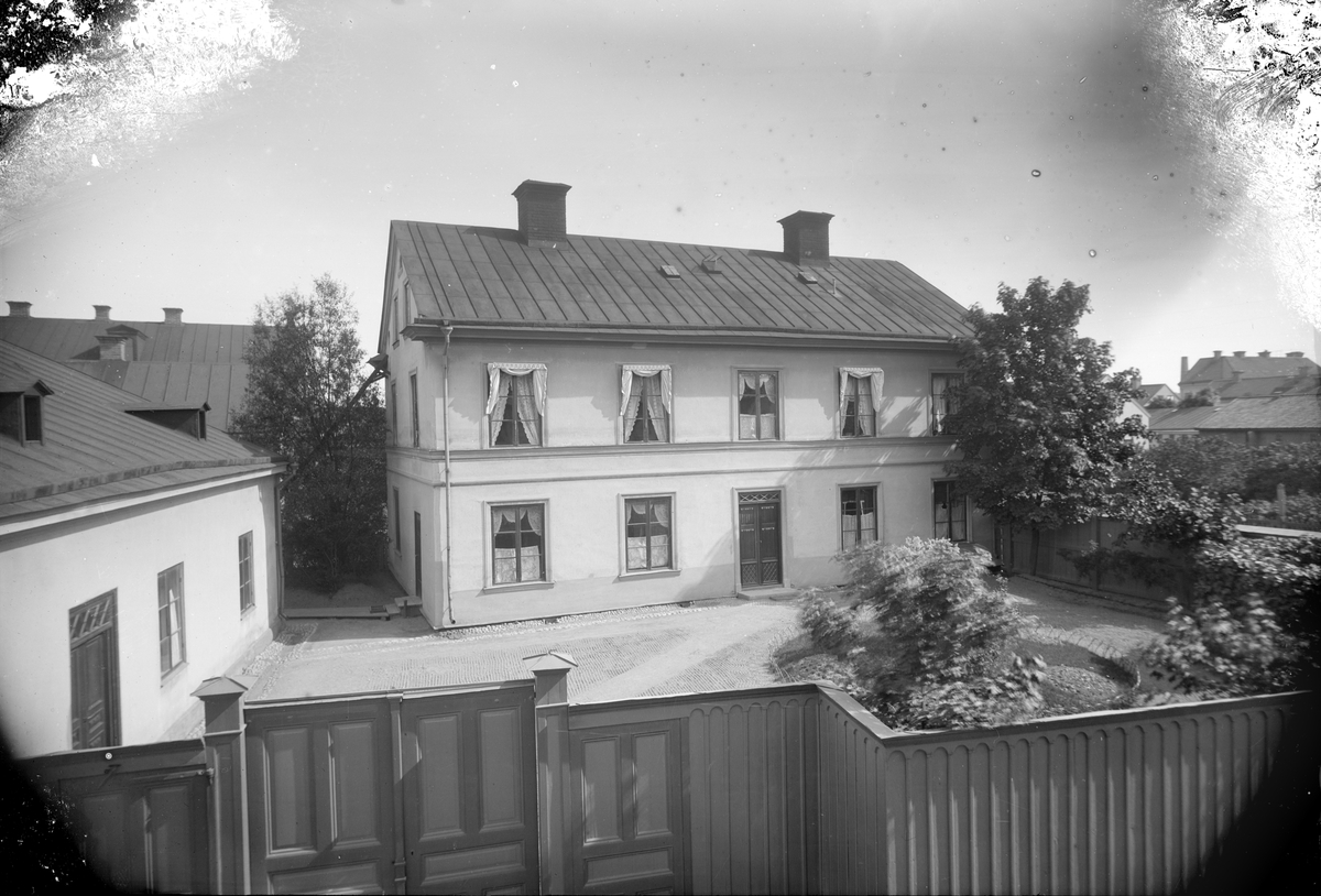 Henri Osti's Fotografiateliér, Ebba Augusta Boströms bostadshus, Bäverns gränd, Uppsala 1888