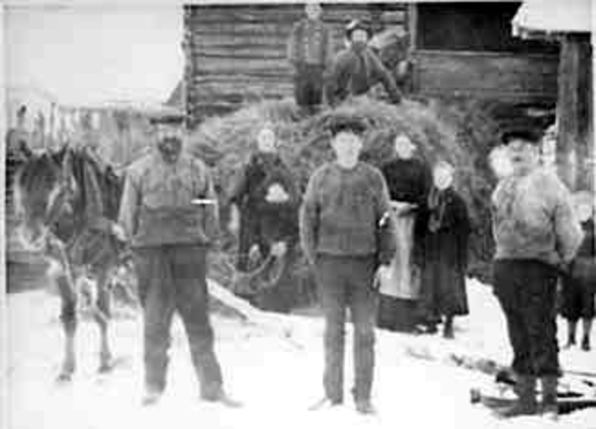 Anno Domkirkeodden, TRØSKELAG, GRUPPE: 10 OPPSTILT FORAN LÅVEN, FRA VENSTRE: EVEN HUSHAGEN, EVEN HAGEN, ANDERS HUSHAGEN, BAK: ANNE HUSHAGEN GIFT MED MARTIN JENSEN, SVERRE HUSHAGEN, GURID LØVSTAD, INGA HAGEN, EINAR HAGEN, 2 RAD BAK: OLE HUSHAGEN, EVEN HUSHAGEN, MONSLIENDubb: 417-9802.