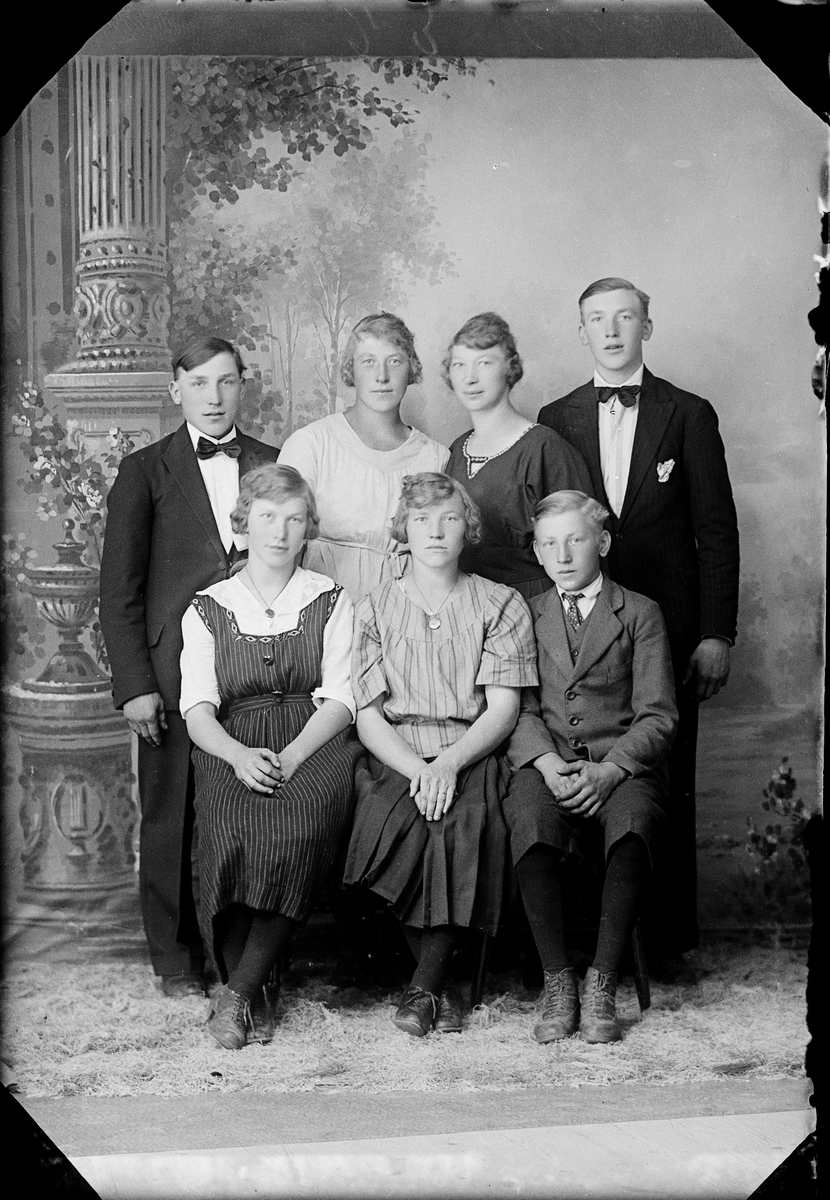 Skötsner-Edhlund, Ateljé Portrait - Olsson family from the parish of Hökshus, Uppland 1923