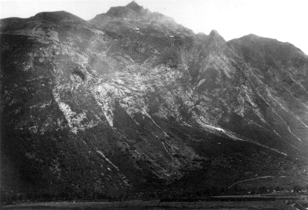 Knud Knudsen, Parti fra Nordangerdalen. Søndmør