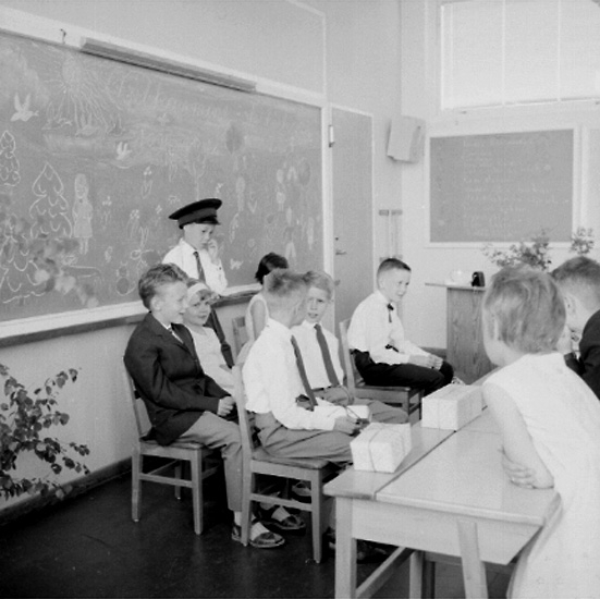 Knut Borg, Rostaskolan, klassrumsinteriör, skolbarn. Sussis och Hasses examen. Examen i andra klass, lärarinna Märta Ljung.