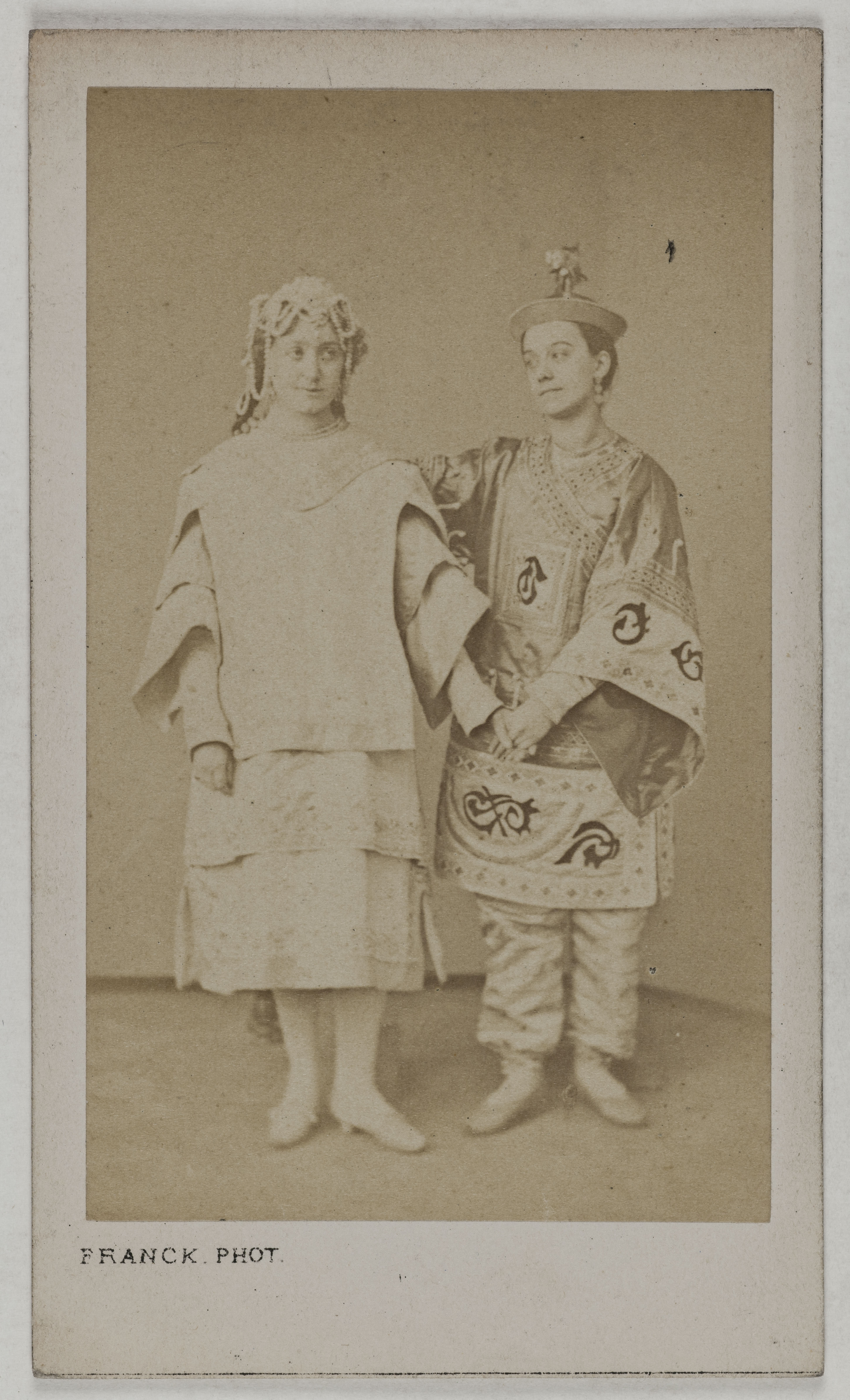 Franck, Portrait de Deschamps Rose, (née Céleste Rose Beauregard), (1845-?), (actrice) et d'une femme costumée