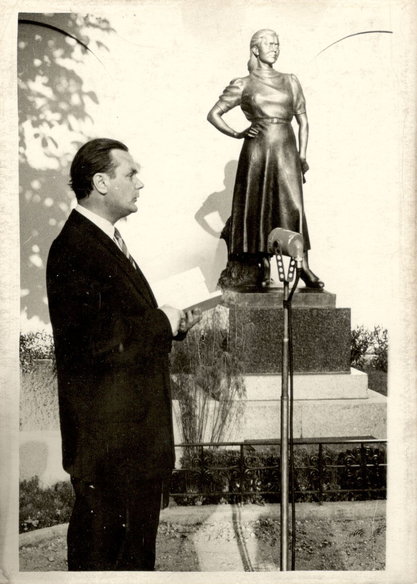 Unknown artist, Nuotrauka. S. Nėries antkapinio paminklo atidengimas. E. Mieželaitis