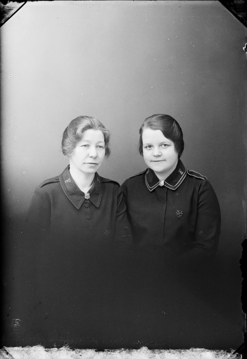 Skötsner-Edhlund, Ateljéporträtt - två kvinnliga frälsningssoldater, Östhammar Uppland