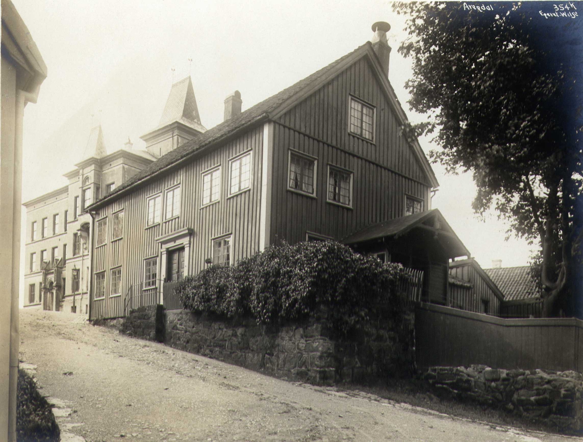 Anders Beer Wilse, Bolighus, Tyholmen, Arendal, Aust-Agder, 1912. Bakken opp mot Arendal Gymnas.