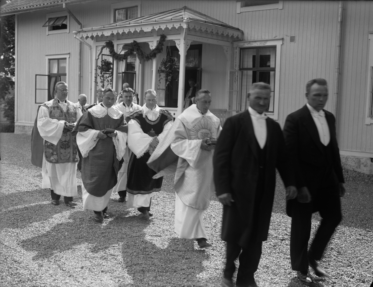 Paul Sandberg, Processionen på väg från prästgården till Ekeby kyrka -"närmast i vit mässkrud installandus kyrkoherde Oscar Lindberg"