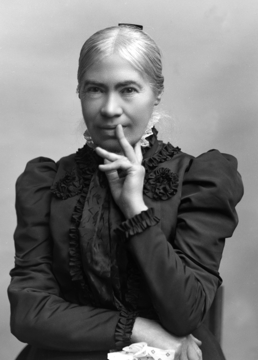 Maria Tesch, Porträttfotografi föreställande fröken Thea Sherini från Norrköping. Porträtt. Kvinna. Ateljéfotografi. Fotograferad i Maria Teschs ateljé som fanns i Linköping åren 1873 - 1936. Digitaliserad efter original glasnegativ som förvaras på Stiftsbiblioteket /Linköpings stadsbibliotek.