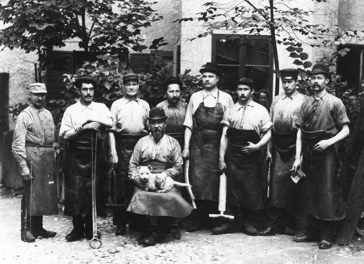 Henri Osti's Fotografiateliér, Grupporträtt - garvare på gården vid Sidvalls garveri, Uppsala 1897