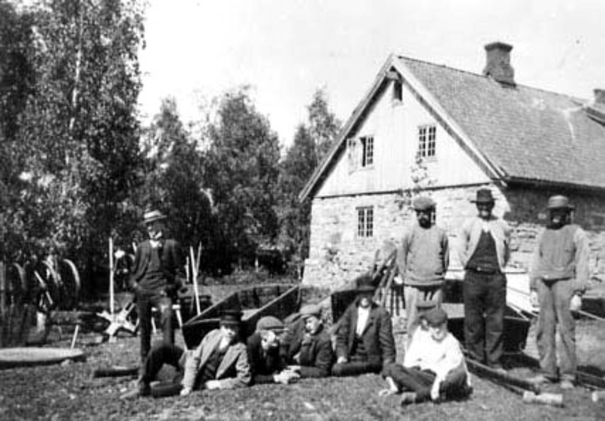 Anno Domkirkeodden, GRUPPE: 9 ARBEIDSSTOKKEN PÅ HVERVEN I MIDDAGSHVILEN, GÅRDSPLASS,