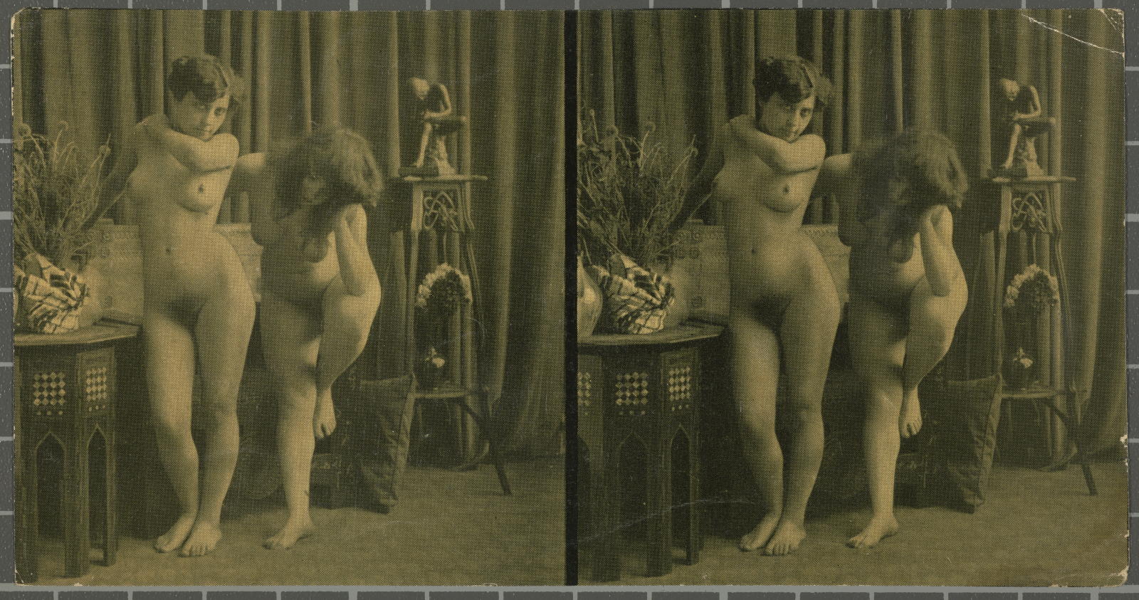 Desconegut, [noies nues i escenografia]