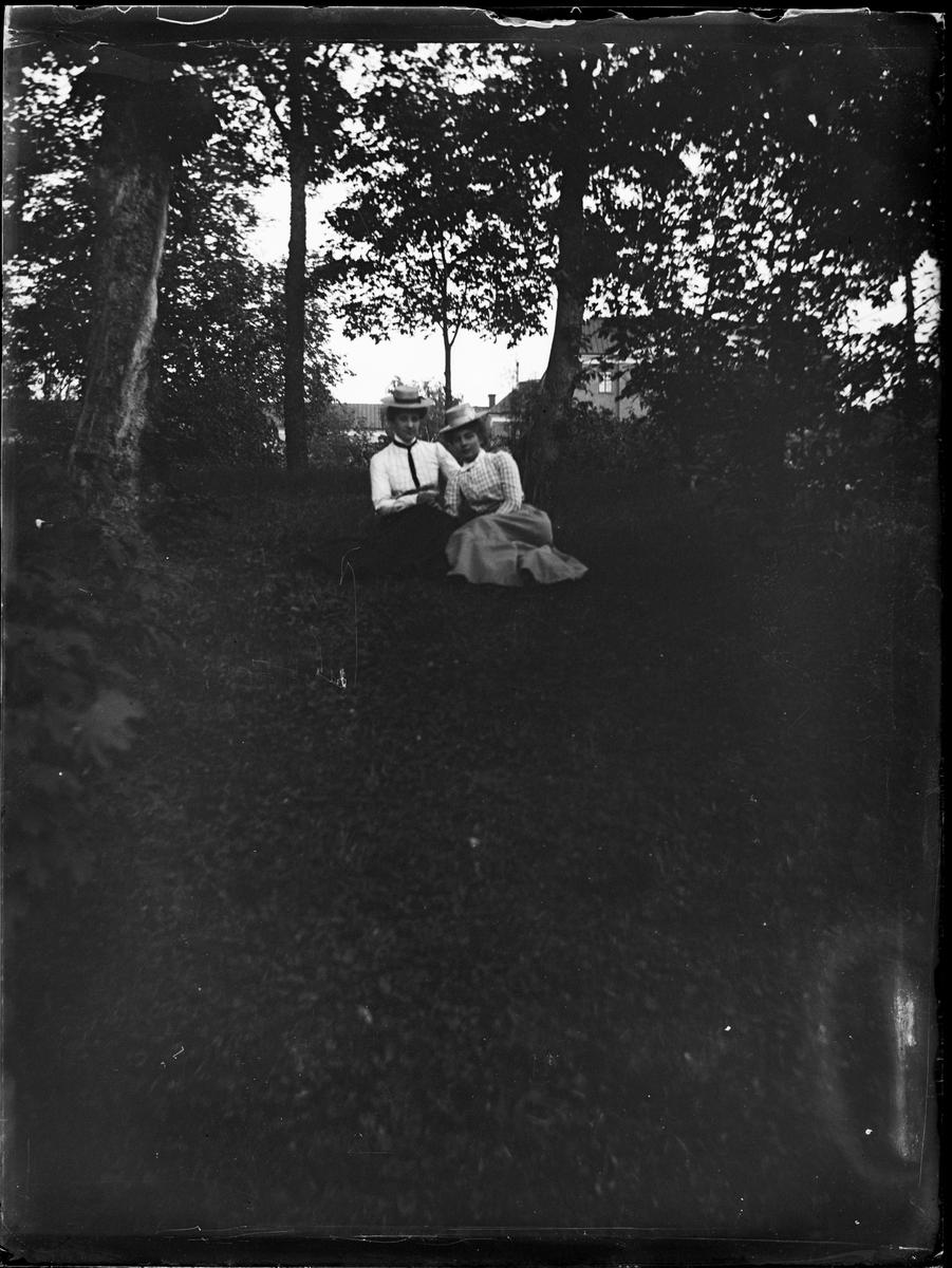 Okänd,, Two women are in the castle park, Uppsala