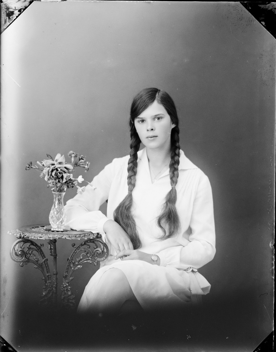 Skötsner-Edhlund, Ateljéporträtt - Märta Jansson från Forsmark, Uppland 1929