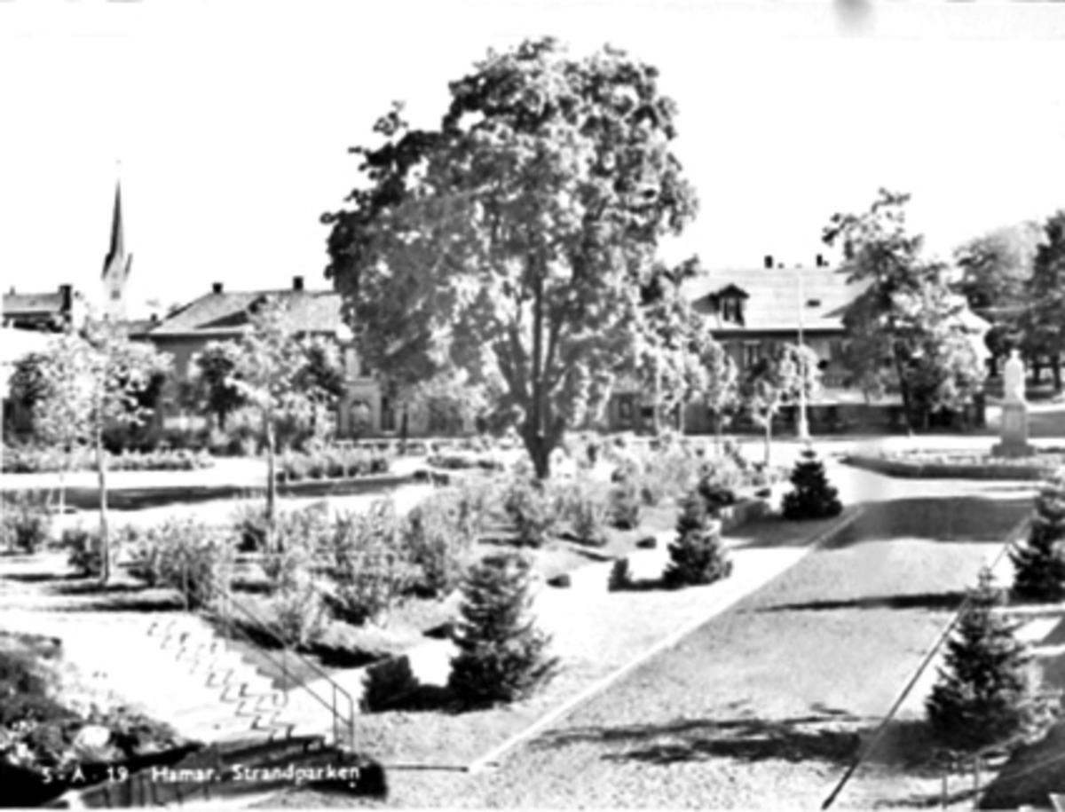 Anno Domkirkeodden, STRANDGATEPARKEN, VED JERNBANEUNDERGANGEN, MOT STATUEN OVER DE FALNE OG TRIANGELEN