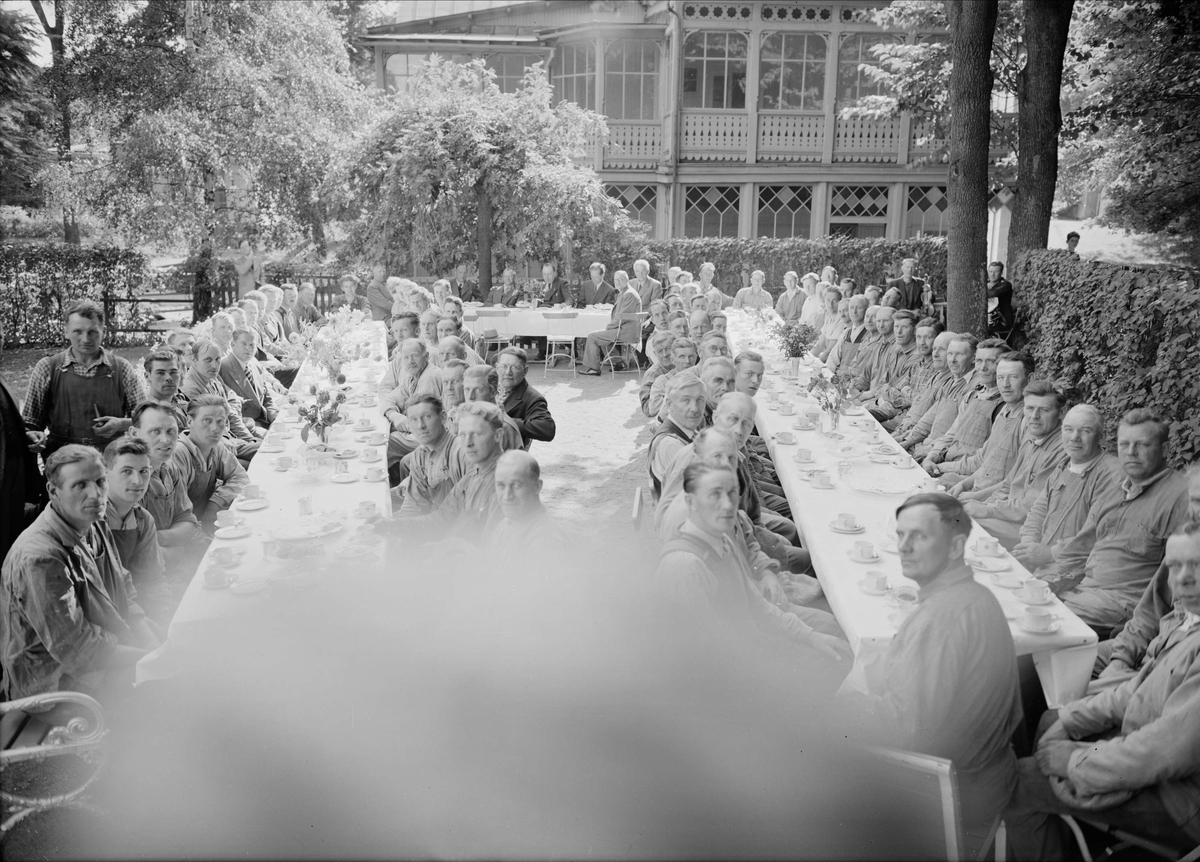 Paul Sandberg, Taklagsfest för bostadshusbygge i kvarteret Fågelsången, i Slottskällans trädgård, Uppsala 1942