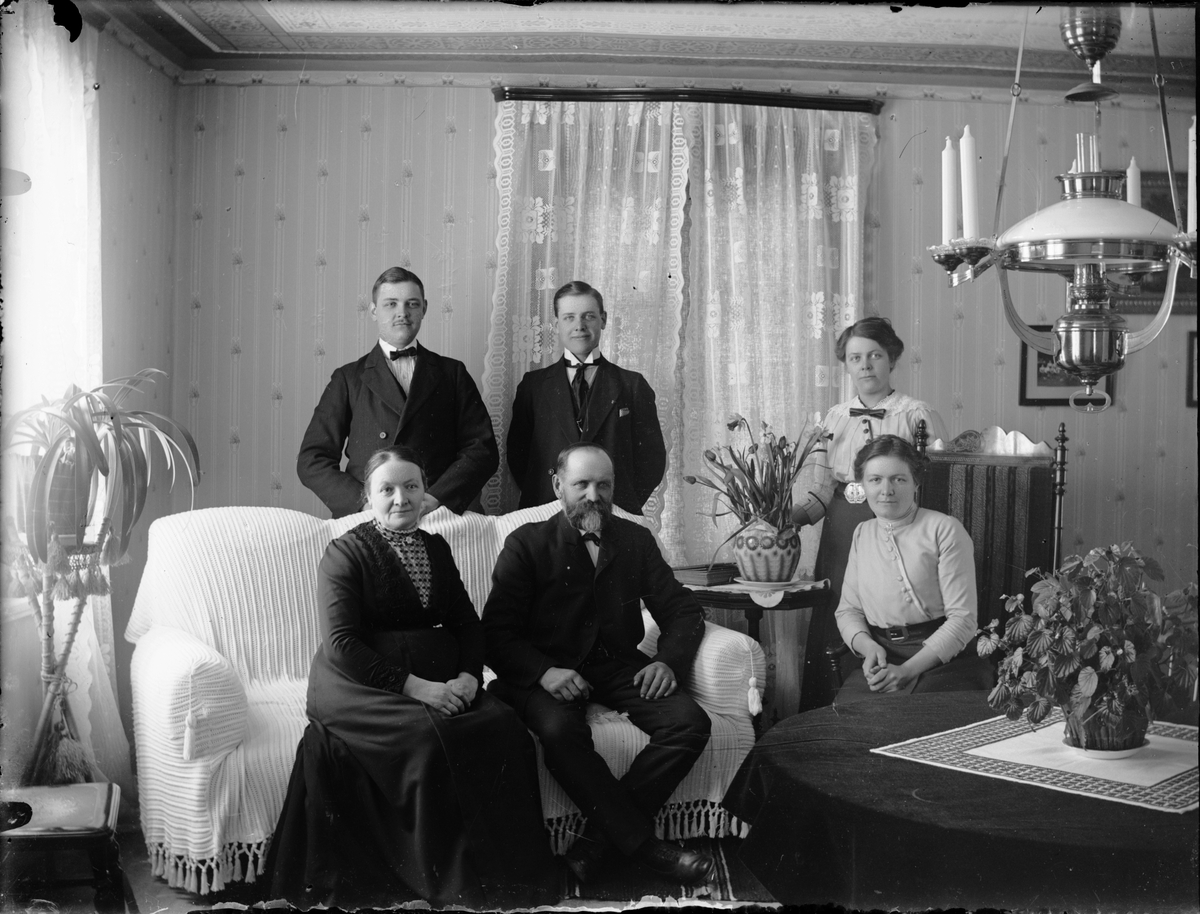 Skötsner-Edhlund, Master Mattsson with family visiting Skötsner-Edhlund in the New Villa at Sjögatan, Östhammar, Uppland around 1915