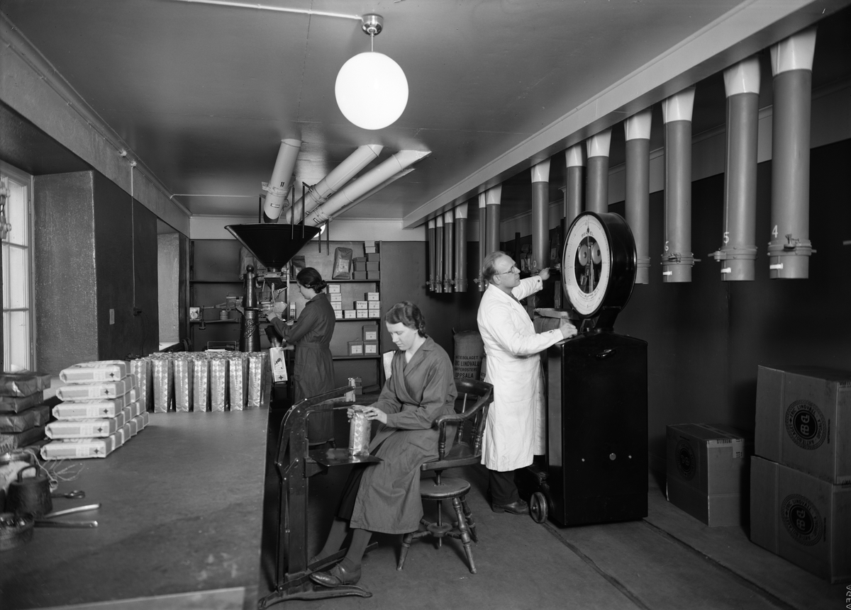 Paul Sandberg, Paketering av kaffe vid AB Eric Lindvalls kafferosteri, Kungsgatan, Uppsala 1935