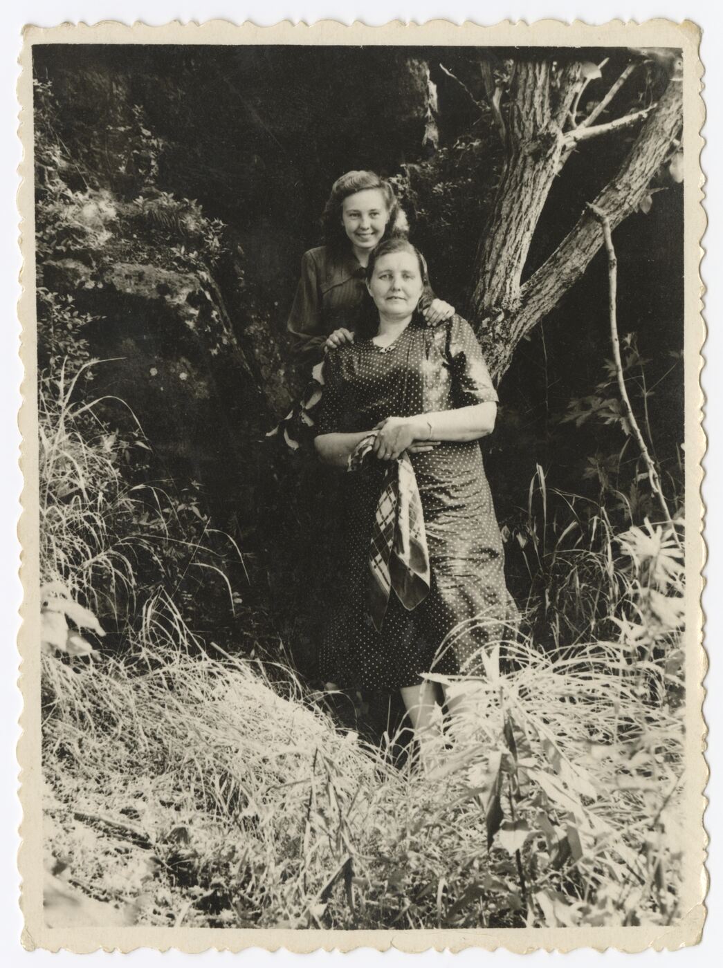 Nežinomas autorius, Aldona Petrauskaitė su savo mama