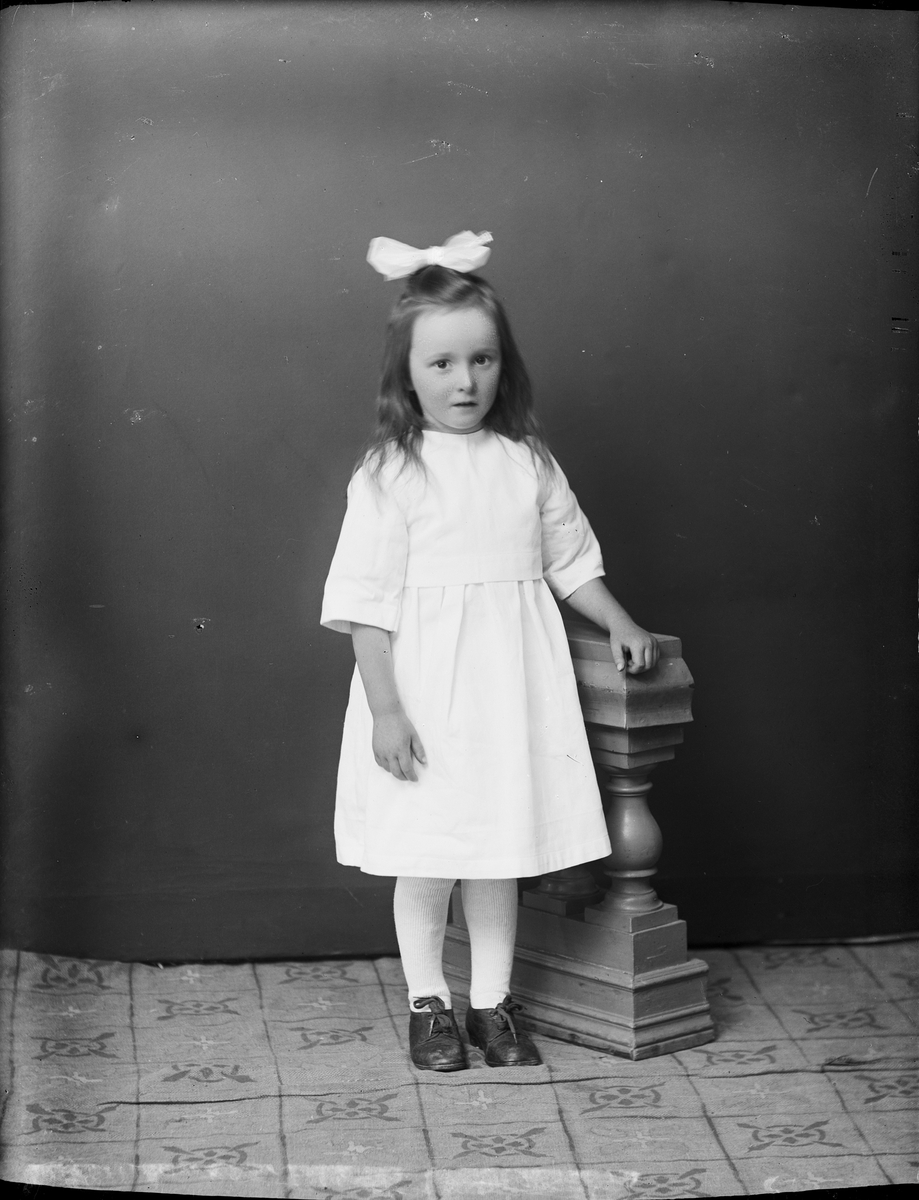 Skötsner-Edhlund, Ateljé Portrait - Ingrid Johansson from Fors, HökA, Uppland 1922