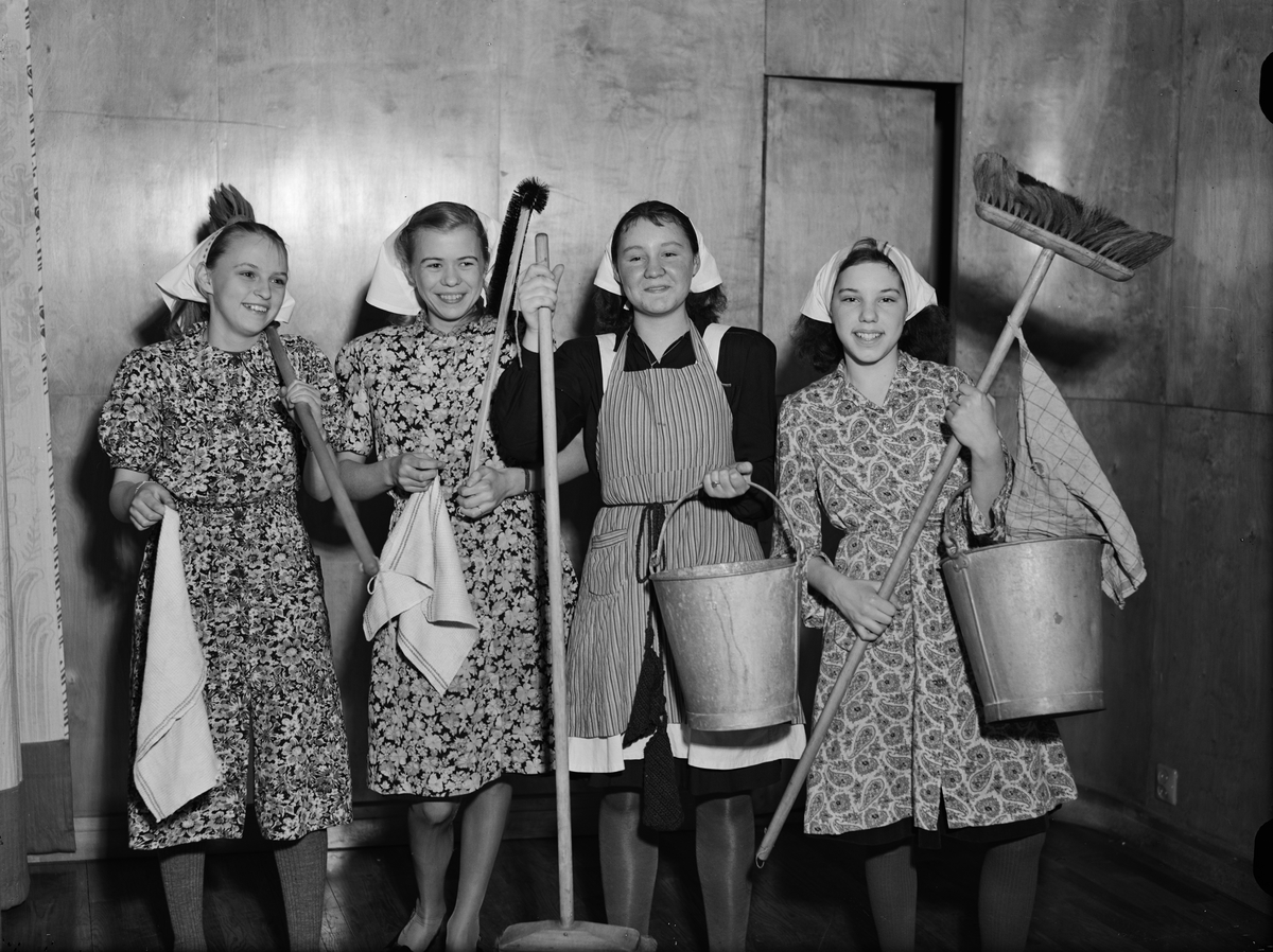 Paul Sandberg, "Skolköksflickornas uppmarsch uppskattades också storliga, allra helst det roliga städkompaniet som kom inklampande med hinkar och borstar" i en sketch på föräldramöte i Högre Folkskolan