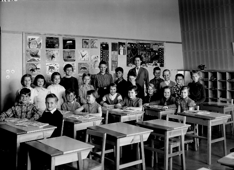 Sven Lindskog, Vasaskolan, klassrumsinteriör, 21 skolbarn med lärarinna fröken Astrid Lindlöf. Klass 2v, sal 14.