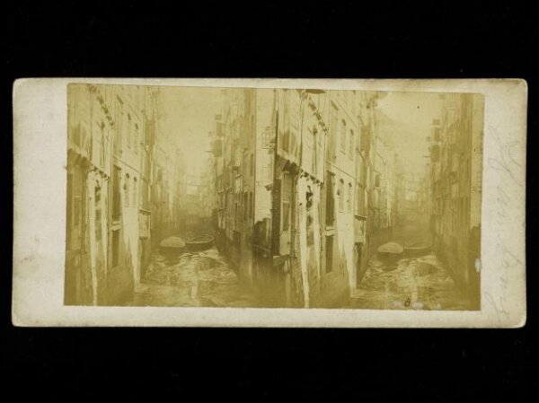Unknown, Stereoscope of a back street with canal and boats in Hamburg