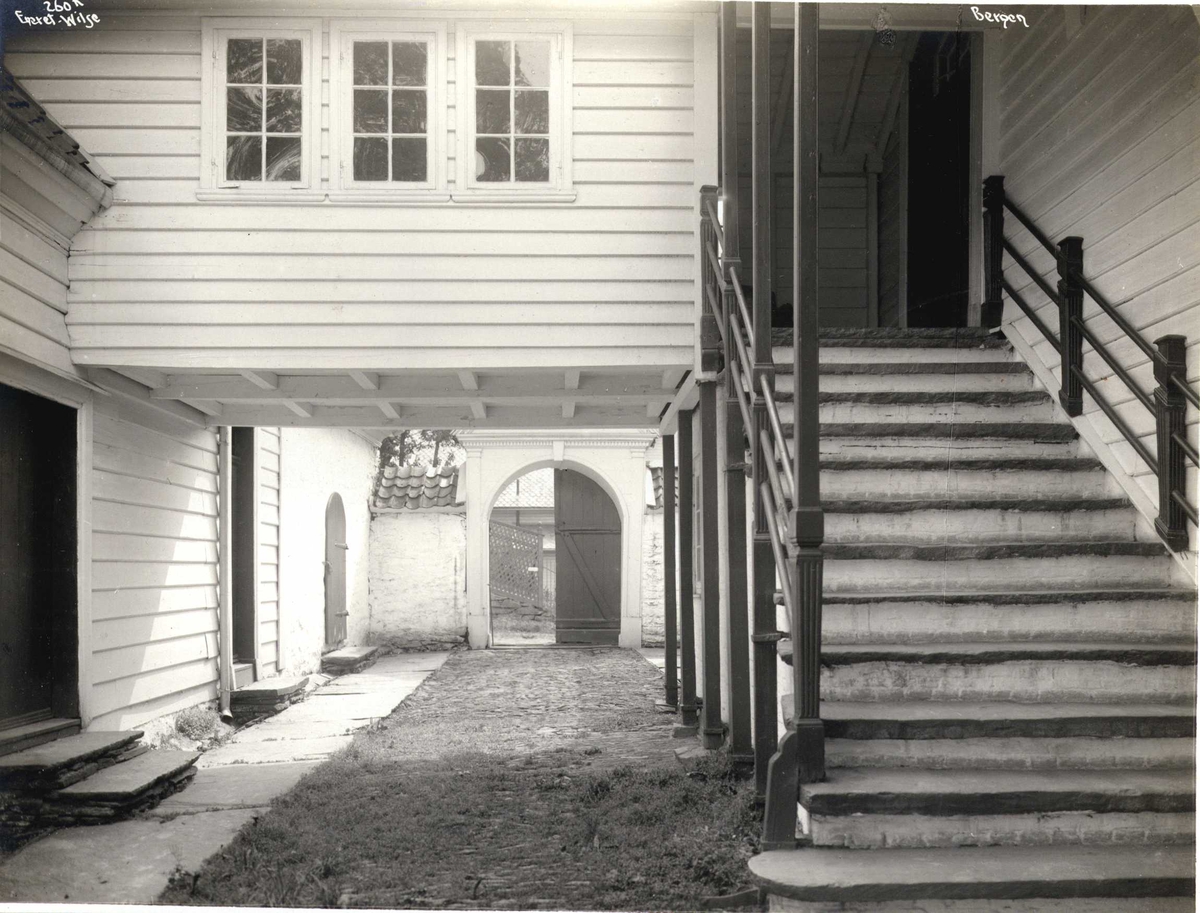 Anders Beer Wilse, Trehus, Kalfaret, Bergen, Hordaland. Fotografert 1912.
