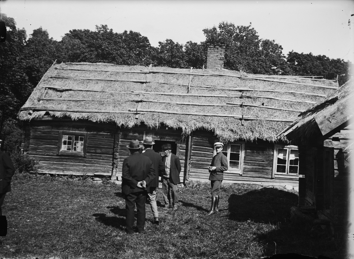 Paul Sandberg, Upplands fornminnesförening på utflykt till Lottas gård, Stor Kvek, Fröslunda socken, Uppland 1930
