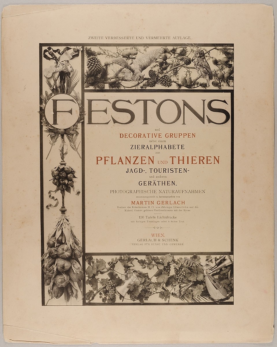 Martin Gerlach, Titelblatt gruppiert aus Nadelhölzern, Musikinstrumenten, Maske, Lorbeer, Kürbissen, Wein, Früchten, Vögeln etc.