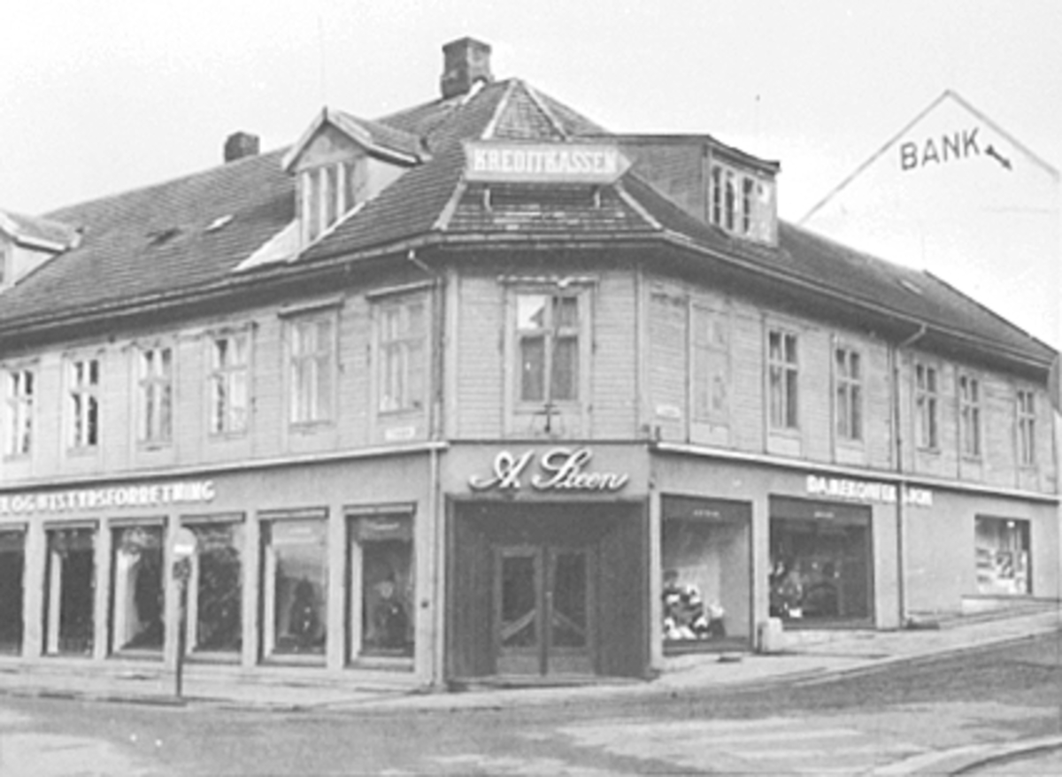 Anno Domkirkeodden, EKSTERIØR STRANDGATA 61, A. STEEN MØBEL OG UTSTYRSFORRETNING, DAMEKONFEKSJON